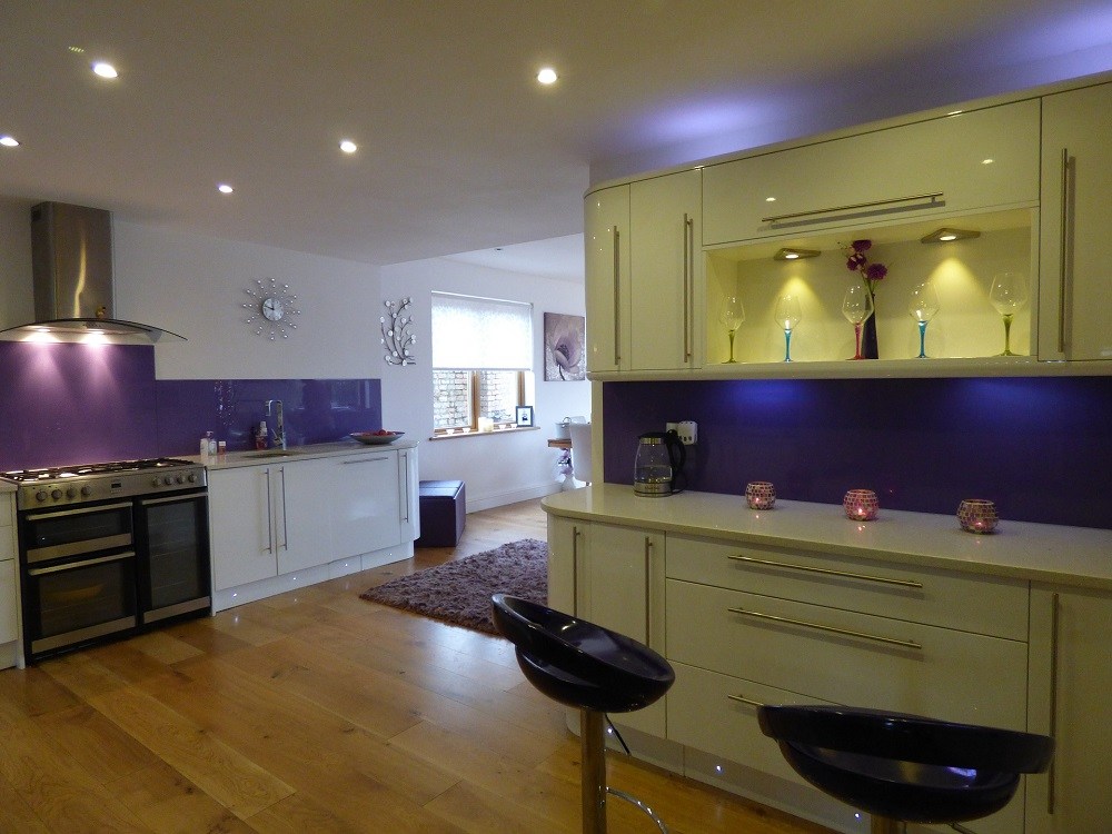 modern-kitchen-with-violet-splashback